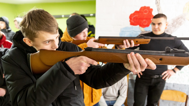 Copiii din Rusia vor învăța la școală cum să folosească drone de război și alte tipuri de arme