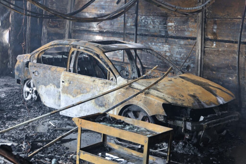 FOTO Incendiu devastator într-un autoservis din capitală. O mașină a fost făcută scrum