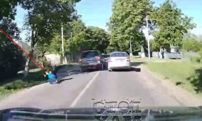 VIDEO O șoferiță grăbită a lovit o femeie pe acostament, după efectuarea unei depășiri periculoase