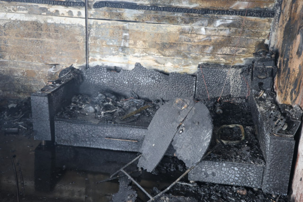 FOTO Incendiu devastator într-un autoservis din capitală. O mașină a fost făcută scrum